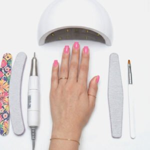 Herramientas para uñas profesionales como pinceles, limas, esmeriles y lámparas UV LED
